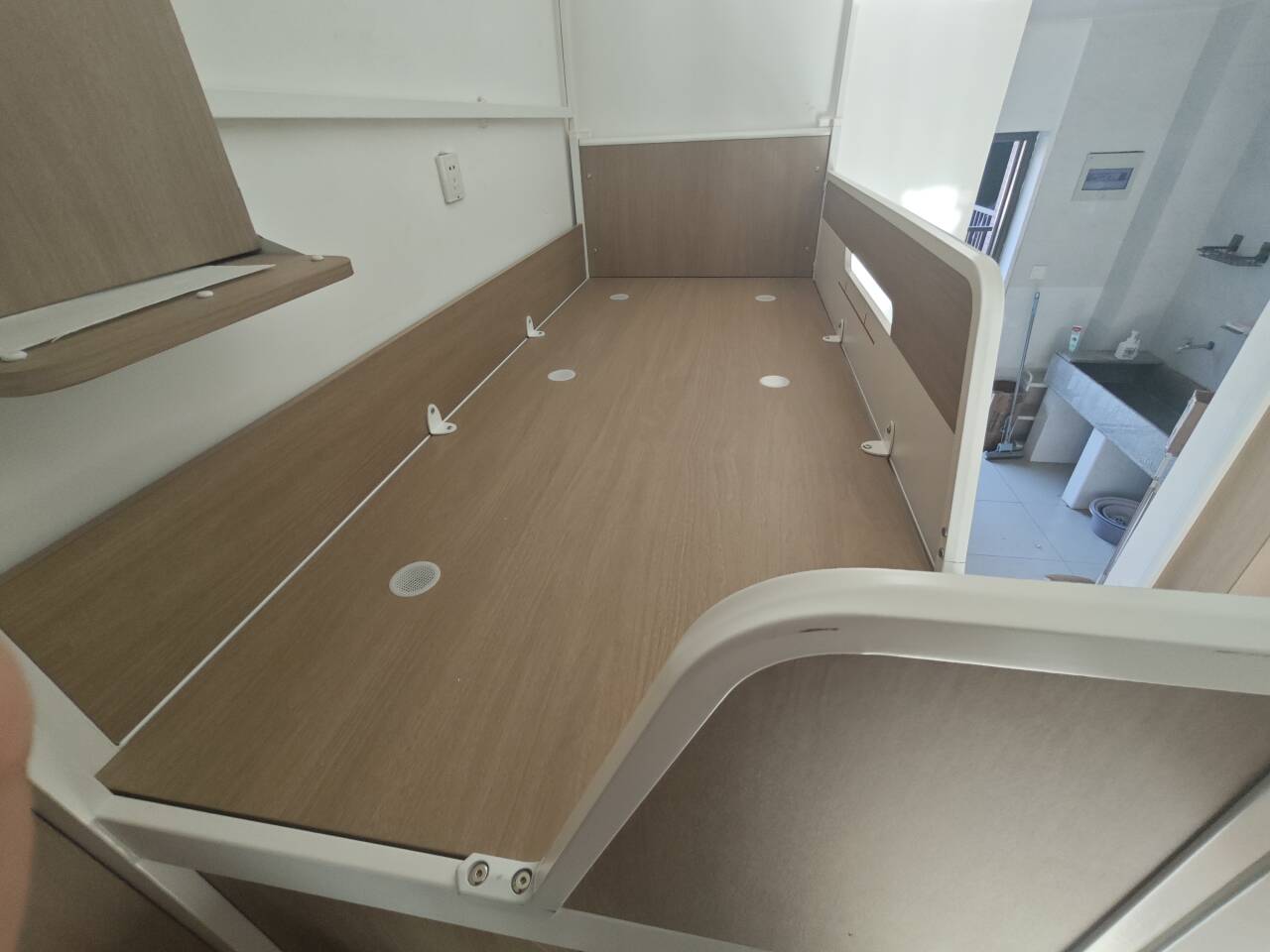2栋床上有小桌板。